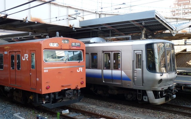 大阪環状線で運転されている103系（左）と223系（右）。4月は近距離券、中長距離券ともに好調だった。