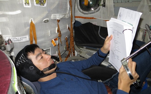 油井宇宙飛行士がソユーズ宇宙船のシミュレータで操作方法を訓練している様子。GCTCにて2013年2月に撮影されたもの。