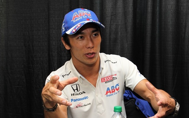 インタビューに答える佐藤琢磨選手