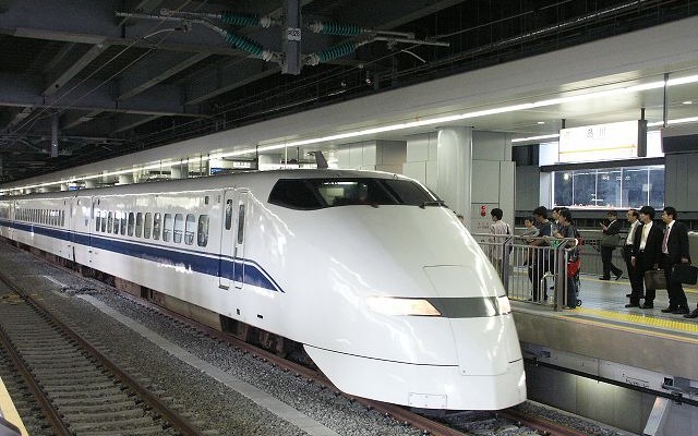 開業日（2003年10月1日）の東海道新幹線品川駅。当時運転されていた300系は2012年3月に営業運転を終了した。