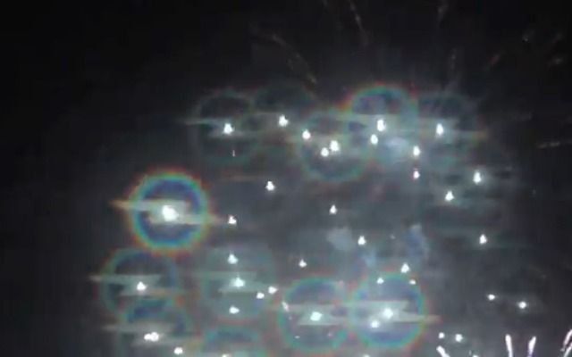 オペルの3Dメガネで見たフォルクスワーゲンのファン感謝イベントの花火