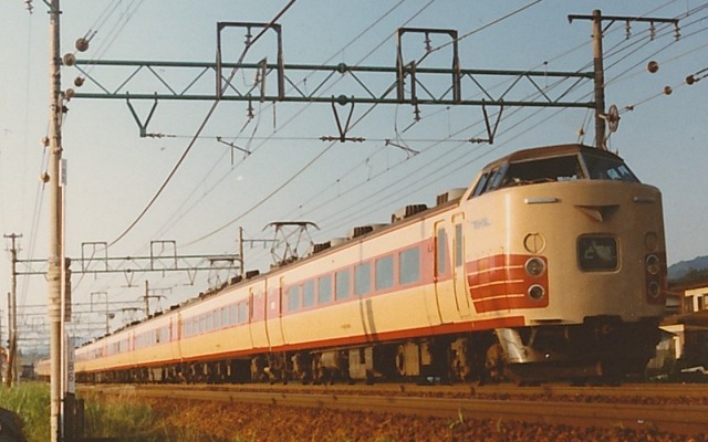 183系は旧国鉄の特急形電車として1972年に登場した。写真は上越線の特急「とき」で使用されていた頃の姿。