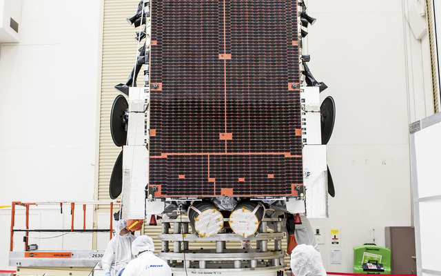 製造中のWGS通信衛星