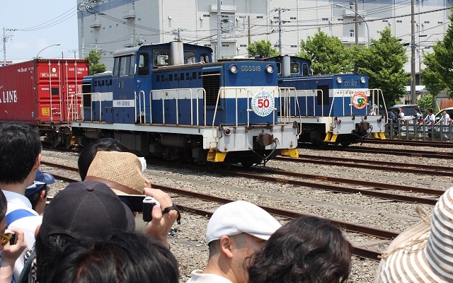 横浜本牧駅で実施された神奈川臨海鉄道創立50周年記念イベント。同社が保有するディーゼル機関車などが展示され、多くのマニアや家族連れでにぎわった。