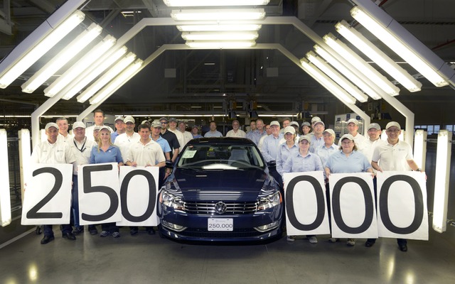 米国テネシー州チャタヌーガ工場でラインオフした累計生産25万台目のパサート