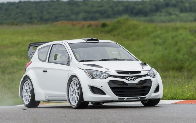 ヒュンダイ i20 WRC のシェイクダウンテスト