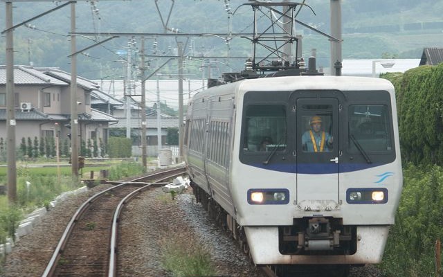 特急「いしづち17・20号」などで運用されている8000系電車。運転区間変更中は使用車両も気動車2両編成に変更する。