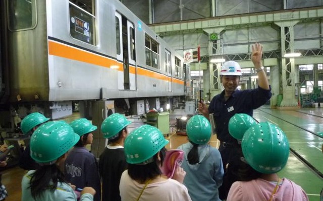 1日目の車両基地見学のイメージ。車両の点検作業を見学する。