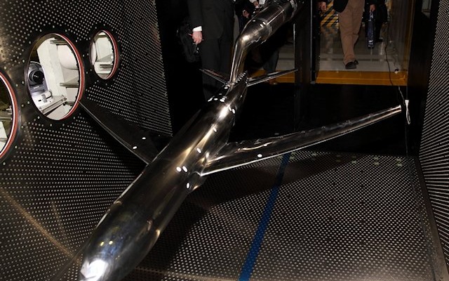 JAXA調布航空宇宙センターの「2m×2m遷音速(せんおんそく)風洞」での試験の様子。