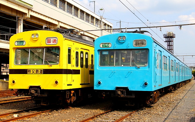 国鉄時代の塗色（スカイブルー）を再現した1001号編成と、秩父鉄道の旧塗装を再現した1007号編成。1007号は2012年に引退している。