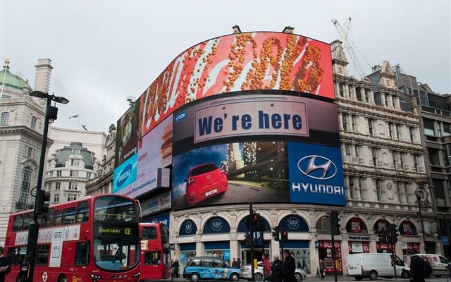 英ロンドン・ピカデリーサーカスのヒュンダイの巨大広告