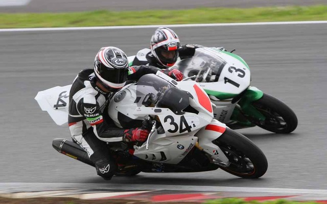 アマチュアライダーによるバイクレース“2013 MCFAJクラブマンロードレース”