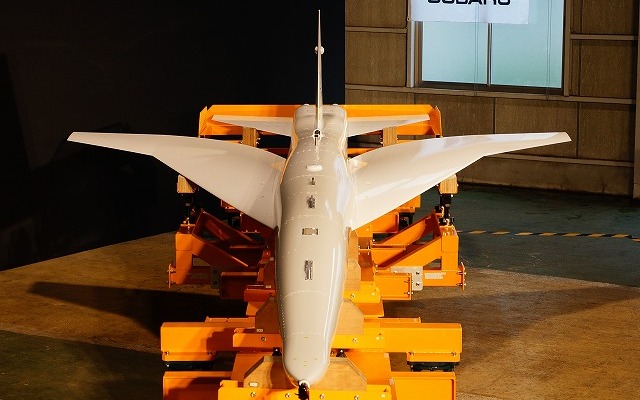 試験機の全長は約8m、重さは約1トン。これを高度30kmから投下し、自由落下中に音速を突破させる。