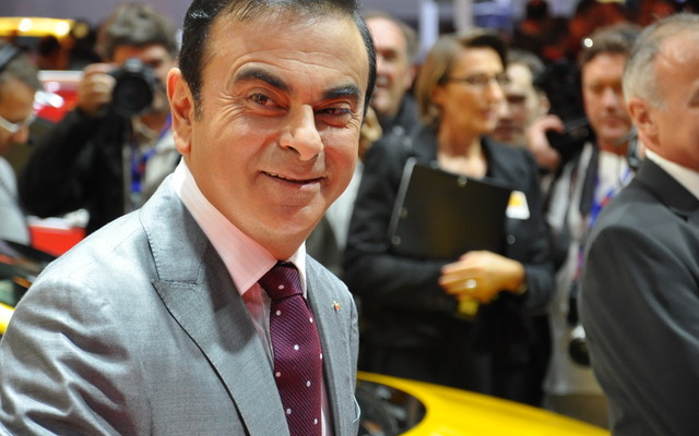 ゴーンCEOが登場したパリモーターショー12ルノーブース