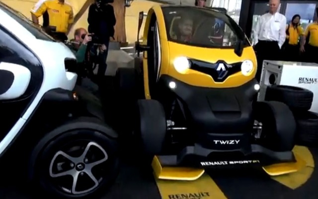 ルノー トゥイジー・ルノースポールF1コンセプトに試乗するベッテル選手