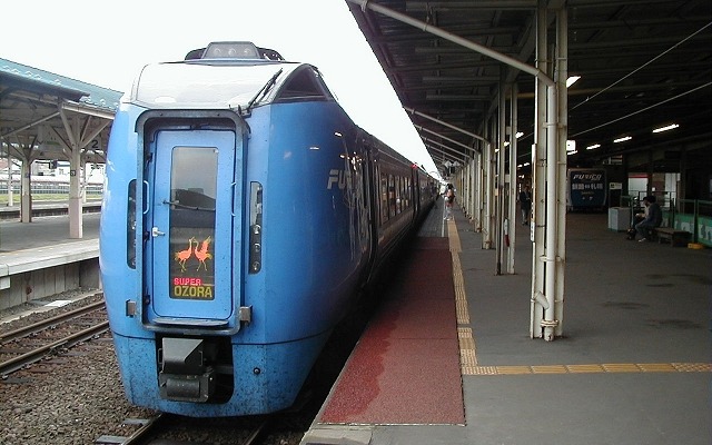 キハ283系気動車を使用しているJR北海道の特急「スーパーおおぞら」。