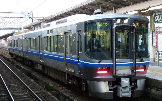 北陸本線の普通列車で運用されているJR西日本の521系。あいの風とやま鉄道はJR西日本から521系を譲り受けて列車を運転する。