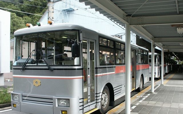 扇沢駅で発車を待つトロリーバス。鉄道車両扱いのため自動車のナンバープレートがない。