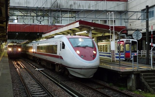 越後湯沢駅で発車を待つ特急「はくたか」（中央）。車両は北越急行所属の681系2000番台「スノーラビット」。その脇には上越線普通列車の115系（左）、ほくほく線普通列車のHK100形（右）の姿も見える。