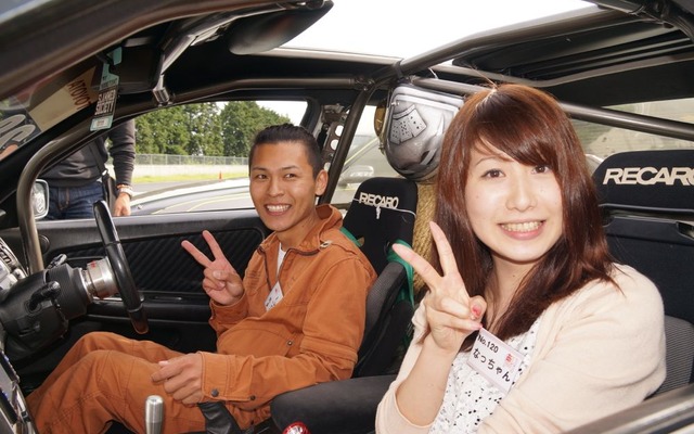 サーキットで開催された合コンで、クルマ好きの男子が、女子に積極的にアタック。
