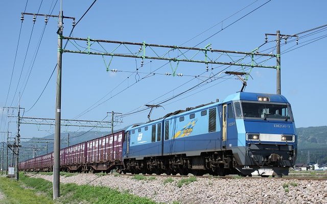 上越線は旅客列車だけでなく貨物列車も運転されている。都市間物流を担う上越線の隠れた主役だ。（上越線塩沢～六日町）