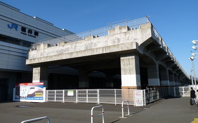 北陸本線福井駅の東口側に整備された北陸新幹線用の高架橋。えちぜん鉄道は暫定的に新幹線の高架橋に乗り入れる。