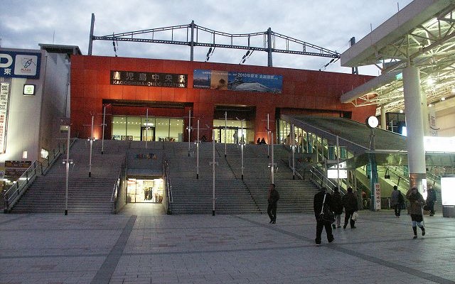 鹿児島中央駅東口の「大階段」。同駅のシンボル的な存在だったが、まもなく撤去される。