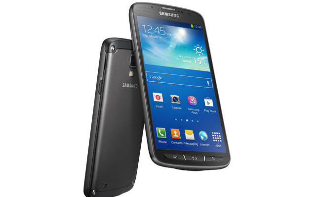 IP67準拠の防水・防塵機能を備える「GALAXY S4 Active」