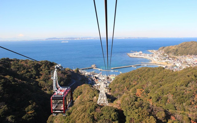 東京湾を挟んで三浦半島が一望できる鋸山ロープウェーの車窓。6月15日は「千葉県民の日」を記念して子供運賃を無料にする。