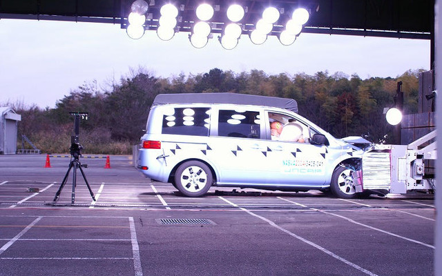 【自動車アセスメント2004】写真蔵…衝撃で吹っ飛ぶ ラフェスタ