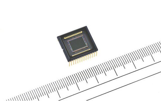 シャープ・1/1.8型200万画素CCD