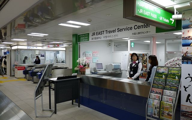 「JR EAST PASS」は国外の旅行会社などで引換証を購入し、日本到着後にJR東日本が各地に設置している外国人旅行センターなどで切符と交換する。写真は羽田空港国際線ターミナルにある外国人旅行センター。