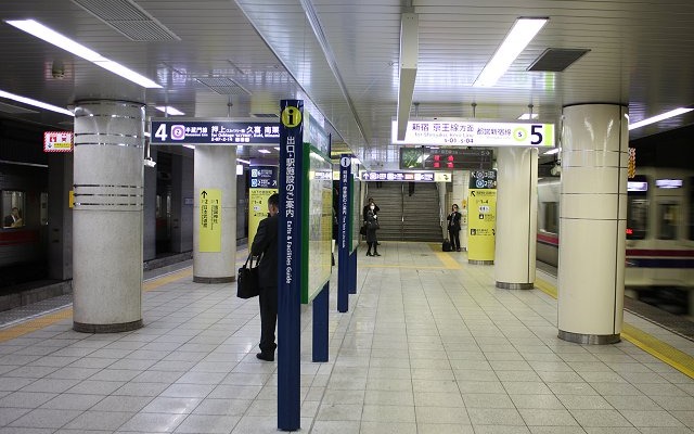 九段下駅の東京メトロ半蔵門線押上方面（左）と都営地下鉄新宿線新宿方面（右）のホーム。中央の壁が撤去され同じホームでの乗り換えが可能になった。