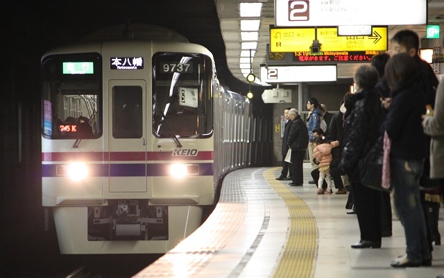 京王新線の初台駅。駅構内で既に携帯電話が利用できるが、今後はトンネル内でも利用できるようにする。