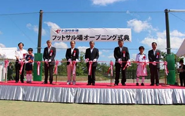 竣工を記念したテープカット