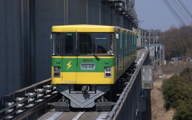 ニューシャトルの1050系（1053号編成）。同型の1052号編成が200系新幹線車両を模した塗装に変更される。