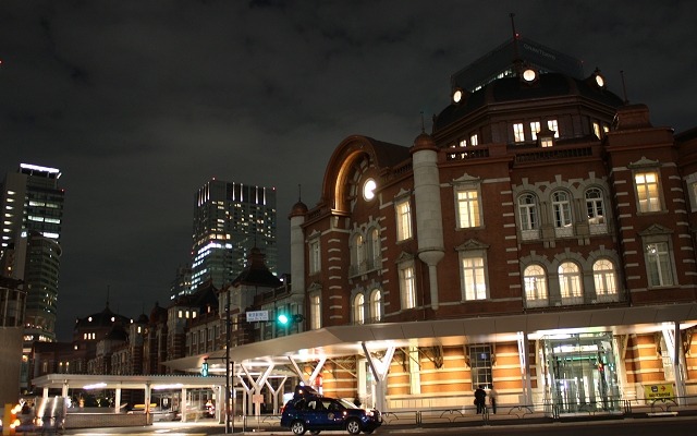 ライトアップ消灯後の東京駅丸の内駅舎。6月21日と7月7日は20時からライトアップを消灯する。