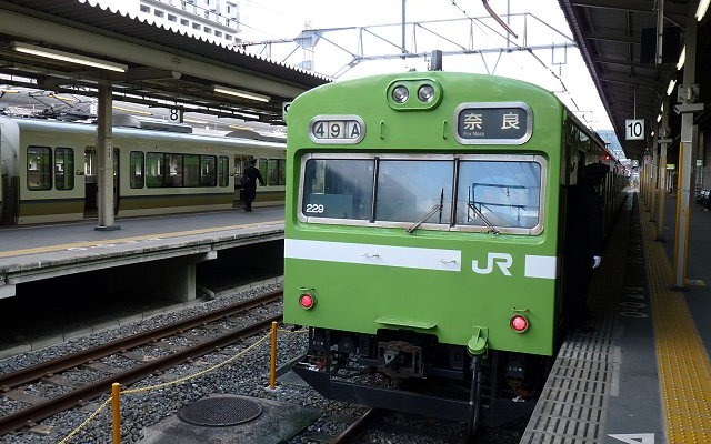 京都駅10番線で発車を待つ奈良行き普通列車。奥の8番線には「みやこ路快速」の姿も見える。