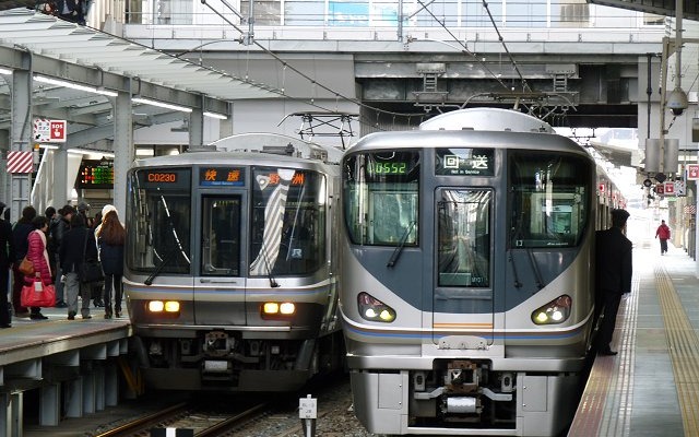 大阪駅に入線した223系（左）と225系（左）。5月は近距離券の収入が約2％増加した。