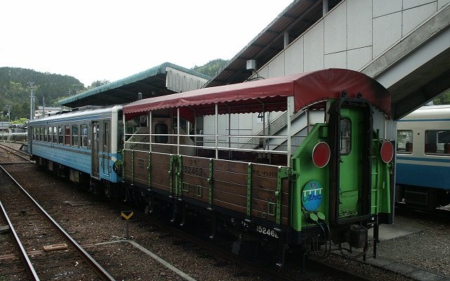 トロッコ列車「清流しまんと号」用に改造された無蓋貨車のトラ45000形（トラ152462）。現行デザインによる運行は8月31日限りで終了する。