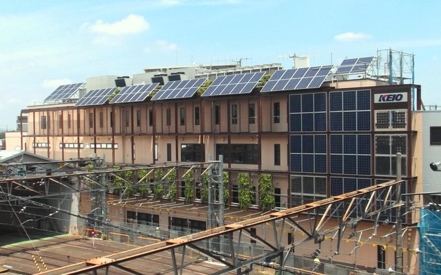 高幡不動駅の敷地内に建設された鉄道現業事務所。太陽光発電などさまざまな環境配慮設備を採用している。