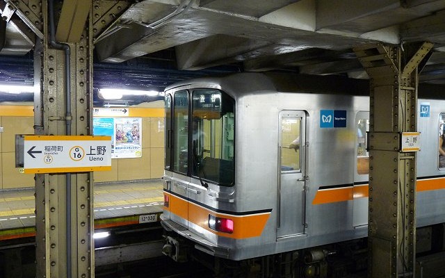 銀座線上野駅に停車中の01系電車。