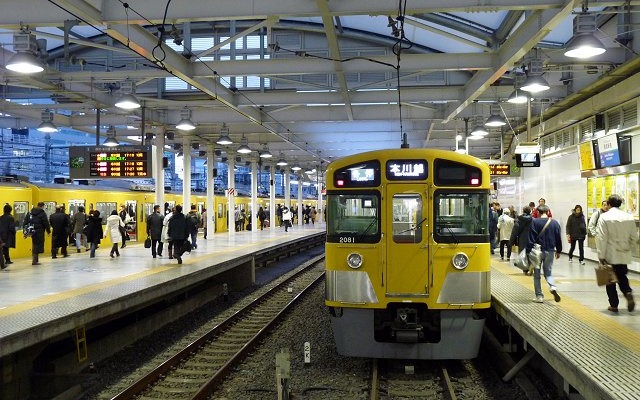 西武新宿線の西武新宿駅。小竹向原駅を除く全ての西武線各駅でau Wi－Fi SPOTとWi2 300が利用できるようになる。