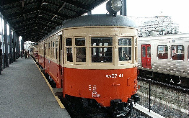 門司港駅の近くにある九州鉄道記念館で保存展示されているキハ07形気動車（キハ07 41）。「門司港レトロのんびりきっぷ」では九州鉄道記念館など門司港レトロ地区6施設に入場できるフリーパスが付いてくる。