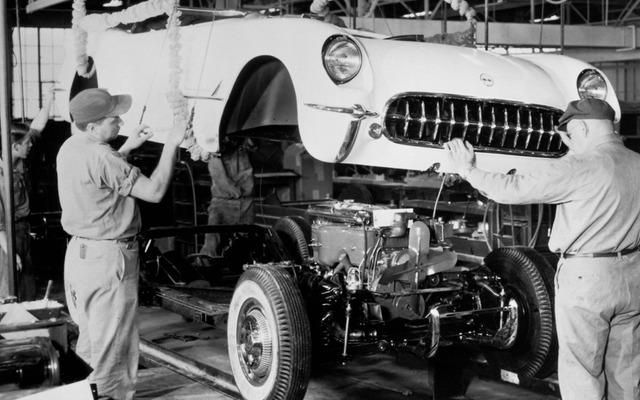 1953年6月30日、米国ミシガン州フリント工場でラインオフした初代コルベット