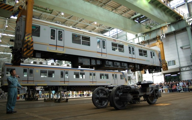 千代田工場で電車のクレーンつり上げなどを見学する。