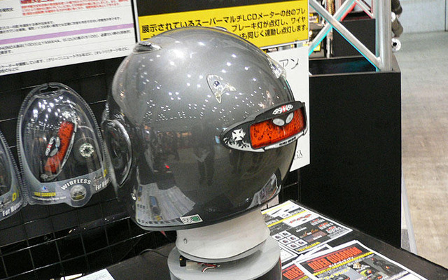 【東京モーターサイクルショー05】ヘルメット装着ハイマウントランプ