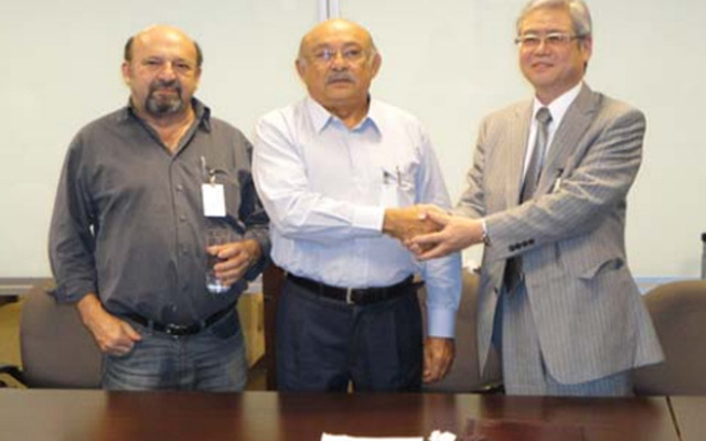 東海ゴム工業の尾崎副社長（右）とProduflex MG社の Edgar President（中央）、Expedito氏