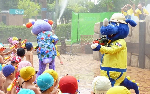 バットのびしょぬれ夏休み！地元園児が体験