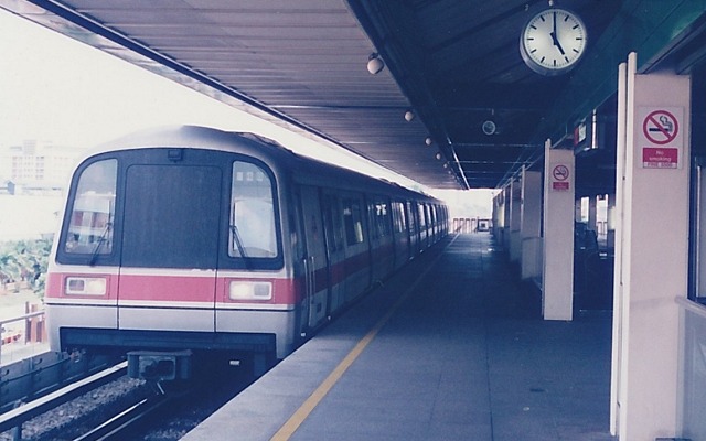 シンガポールの都市鉄道（MRT）で運用されているC151系（1994年）。走行装置を東芝のPMSMシステムに更新する。